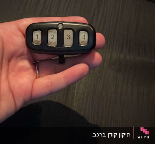 שלט עם ארבעה כפתורים ממוספרים ביד אדם
